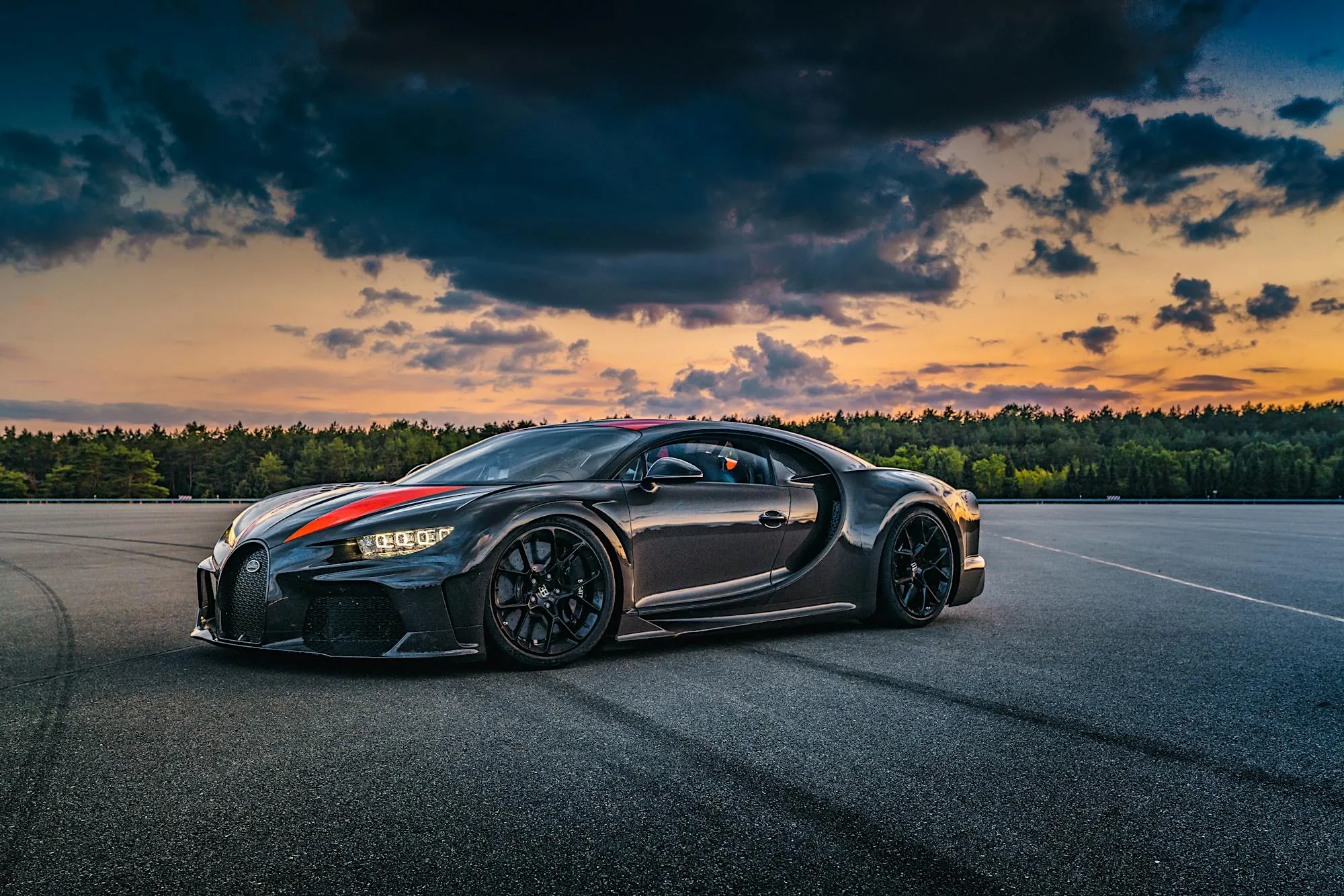 Chiron Super Sport 300+ 于日落赛道